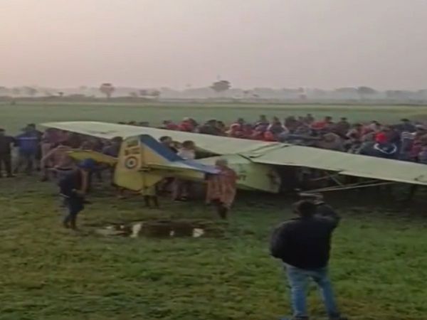 गया में प्रशिक्षण उड़ान के दौरान खेत में गिरा सेना का विमान, पायलट सुरक्ष‍ित, मौके पर उमड़ी भीड़
