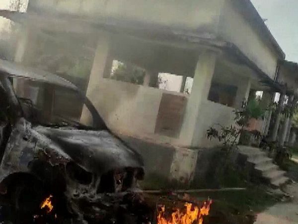 बिहार के बेतिया में उग्र भीड़ ने थाने में लगाई आग, पुलिसकर्मियों को दौड़ाकर पीटा