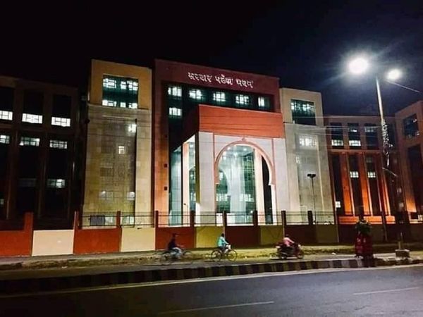 Stones and bricks rained on Patna Police