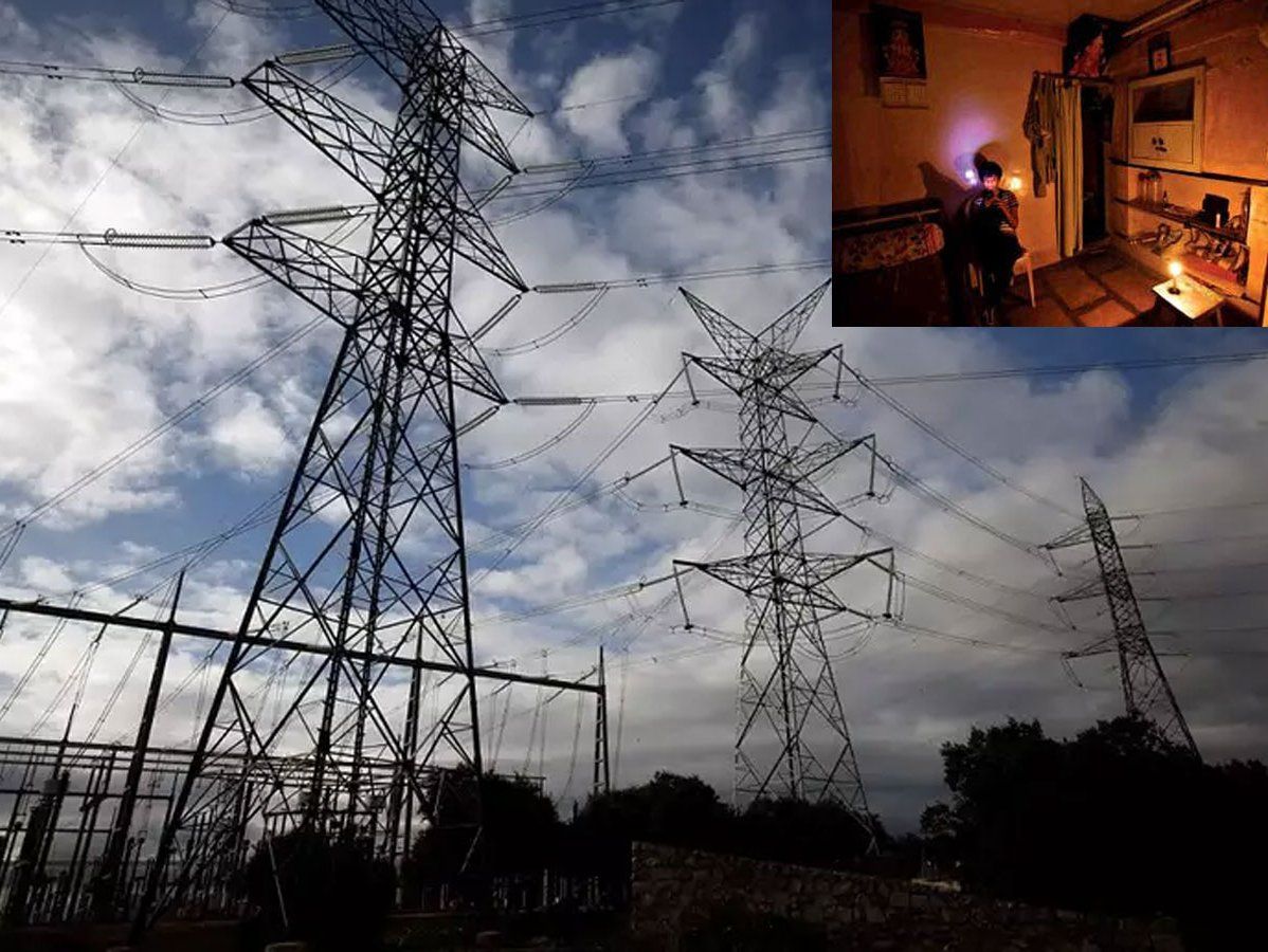 UP Electricity Off: यूपी के कई शहरों में बत्ती गुल, बेहाल हुई पब्लिक, निजीकरण के विरोध में बिजली कर्मी