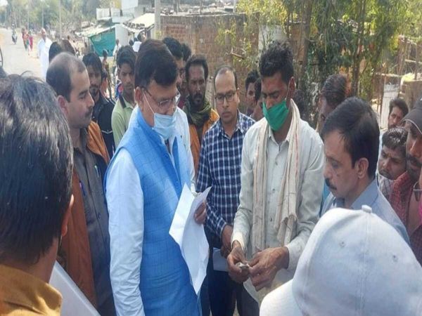 Lineman suspended for disturbance in electricity bill and four issued show cause notices