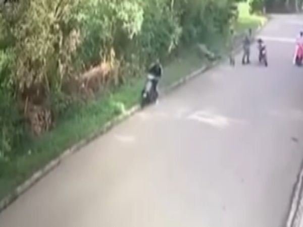 bike rider dodges the police watch Viral Video 