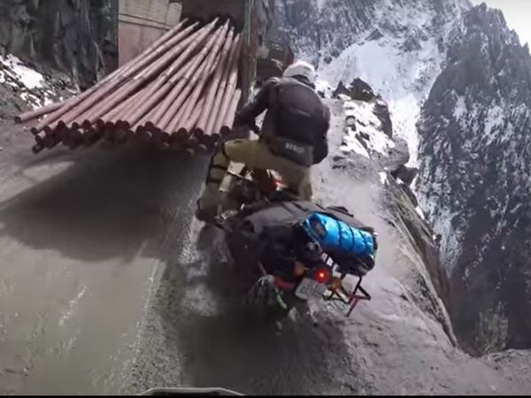 Biker Shocking Video bike rider has a narrow escape Watch Viral Video