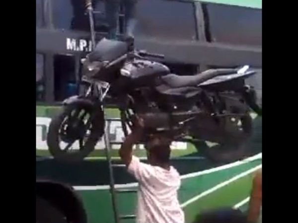 Bike Viral Video man carry heavy bike on his head viral video in hindi
