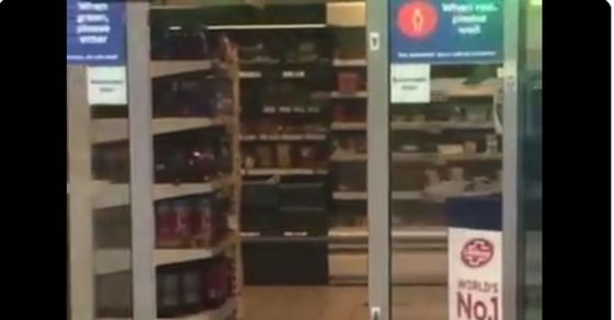 Viral: Bird steals by sneaking into supermarket, watching the video will say- ‘Beyond this even Bunty thief fails’, bird robs chips packet in supermarket watch funny video share on social media