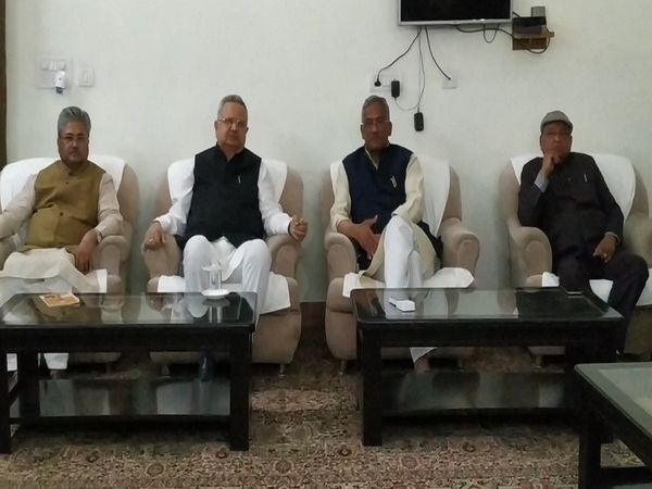 उत्तराखंड में राजनीतिक हलचल तेज, बीजेपी कोर ग्रुप की बैठक जारी