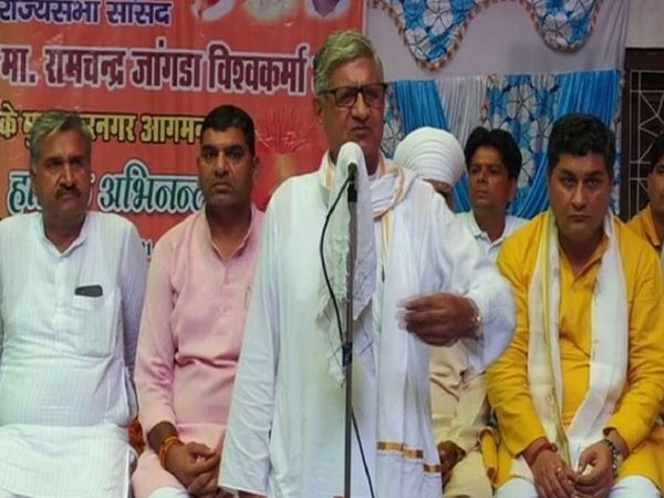 'भगवान विश्‍वकर्मा के वंशज हैं सभी मुस्लिम शिल्‍पकार', यूपी चुनाव की सरगर्मियों के बीच बोले BJP सांसद