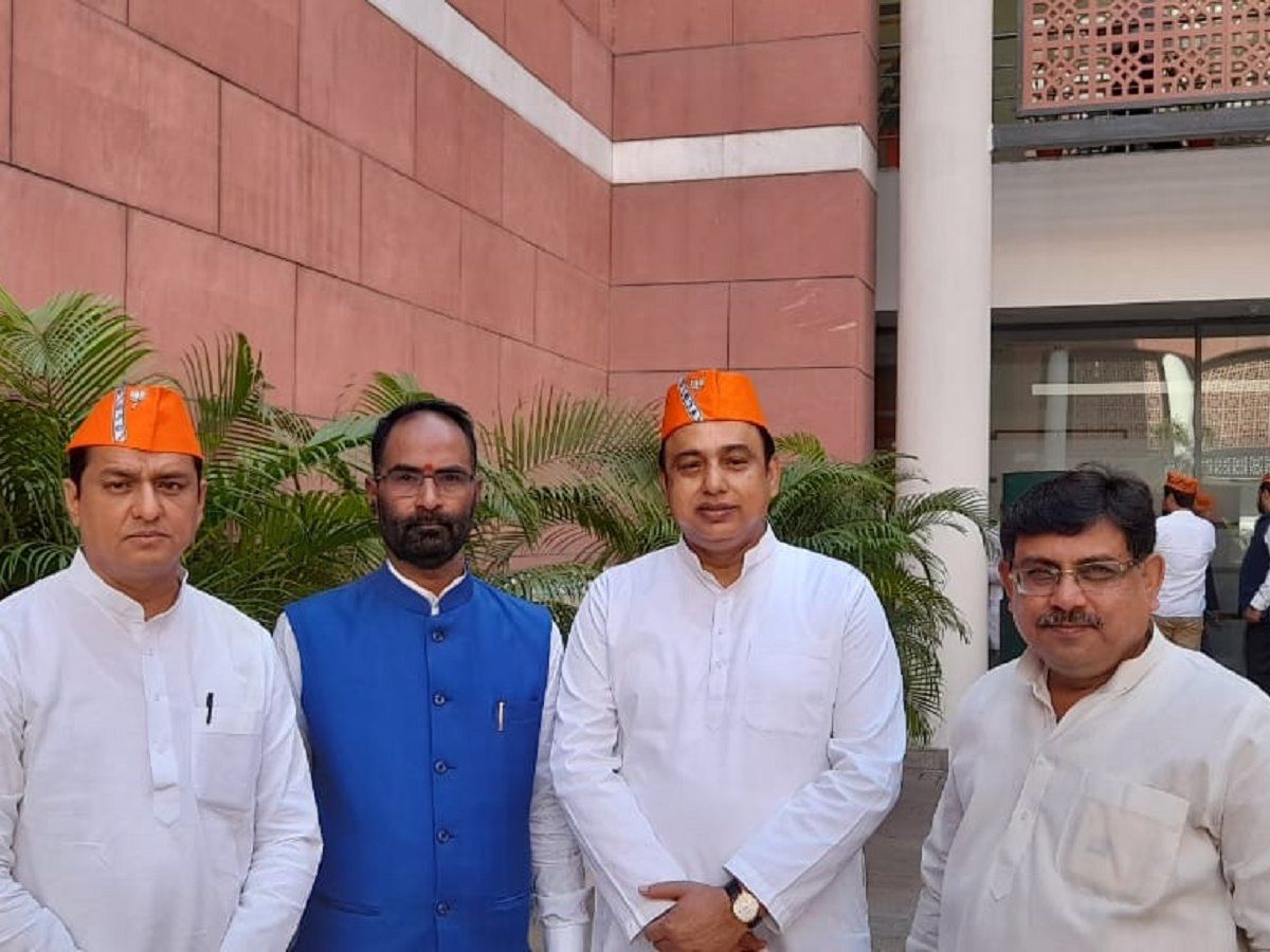 नई टोपी नया मिशन, बीजेपी की भगवा टोपी का क्या है सूरत कनेक्शन?