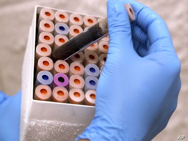 Coronavirus News Gorakhpur: ससुर की मौत, अस्पताल में पति और पत्नी ने की खुदकुशी, डराती है यह तस्वीर