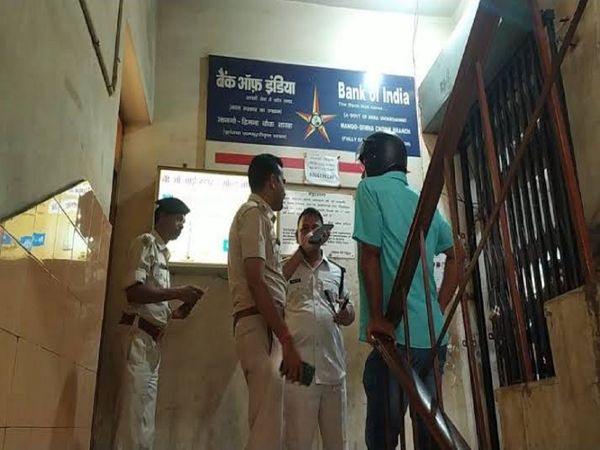 25 lakhs ran away from the bank by telling CBI raid