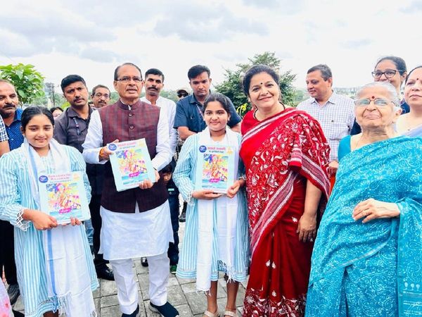 Bhopal 10 year old twin sisters wrote a book on female detective Saraswati Rajamani CM Chouhan released