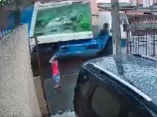 viral video boy cross road then what happened watch shocking viral video in hindi