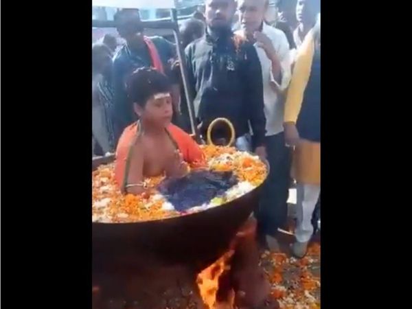 Viral Video boy sitting in boiling water viral video in hindi