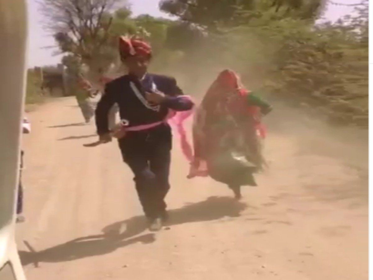 Viral: शादी के बाद इस तरह भागते नजर आए दूल्हा-दुल्हन, वीडियो देख चकरा गया लोगों का दिमाग