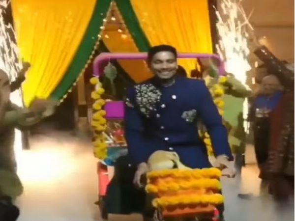Desi bride and groom make grand entry at the venue in rickshaw viral video in hindi