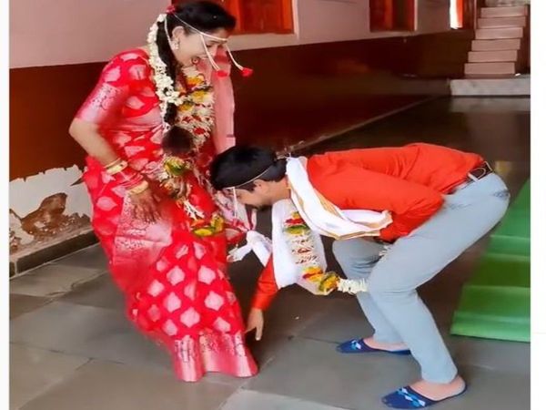 Today Viral Video dulha nai chua dulhan kai pair viral video in hindi