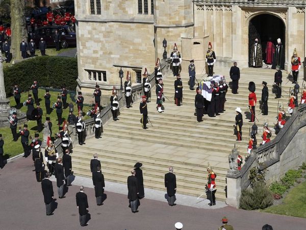 ब्रिटेन में प्रिंस फिलिप का अंतिम संस्‍कार संपन्‍न, काली पोशाक में नजर आईं महारानी