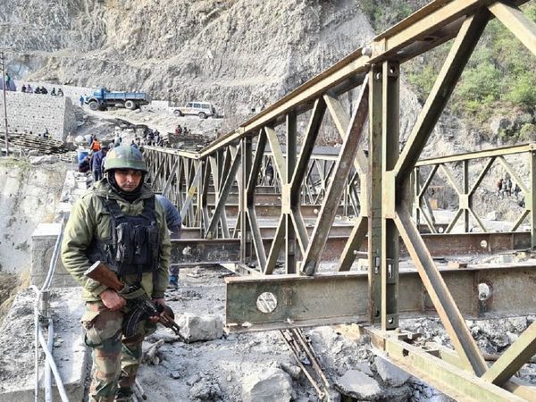 महज 60 घंटे में बना दिया ब्रिज, कश्‍मीर की एकमात्र सप्‍लाई लाइन पर बहाल हुआ ट्रैफिक
