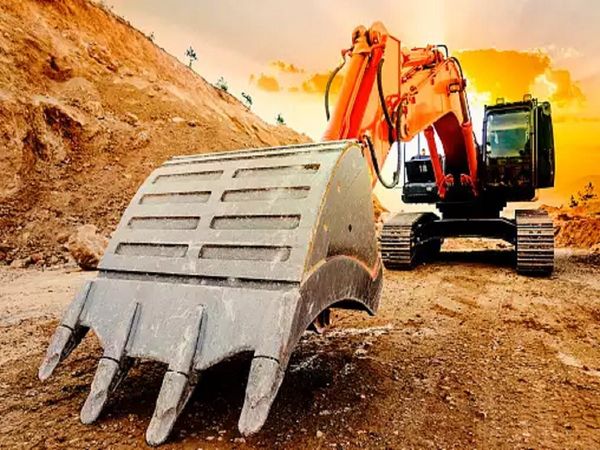 UP: Stone pelted on bulldozers who went to break illegal construction in Rampur, people beat up the officer