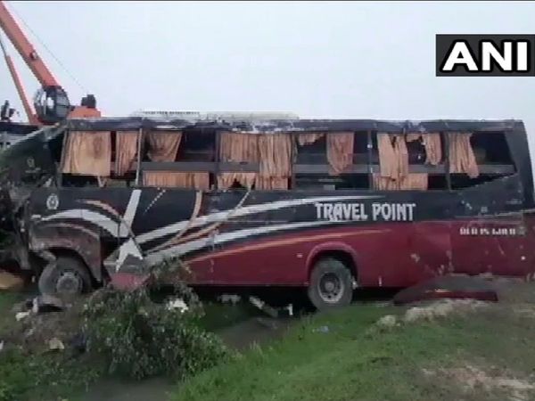 आगरा-लखनऊ एक्‍सप्रेस वे पर भीषण हादसा, बिहार से दिल्‍ली आ रही बस दुर्घटनाग्रस्‍त, 5 की मौत, 18 घायल
