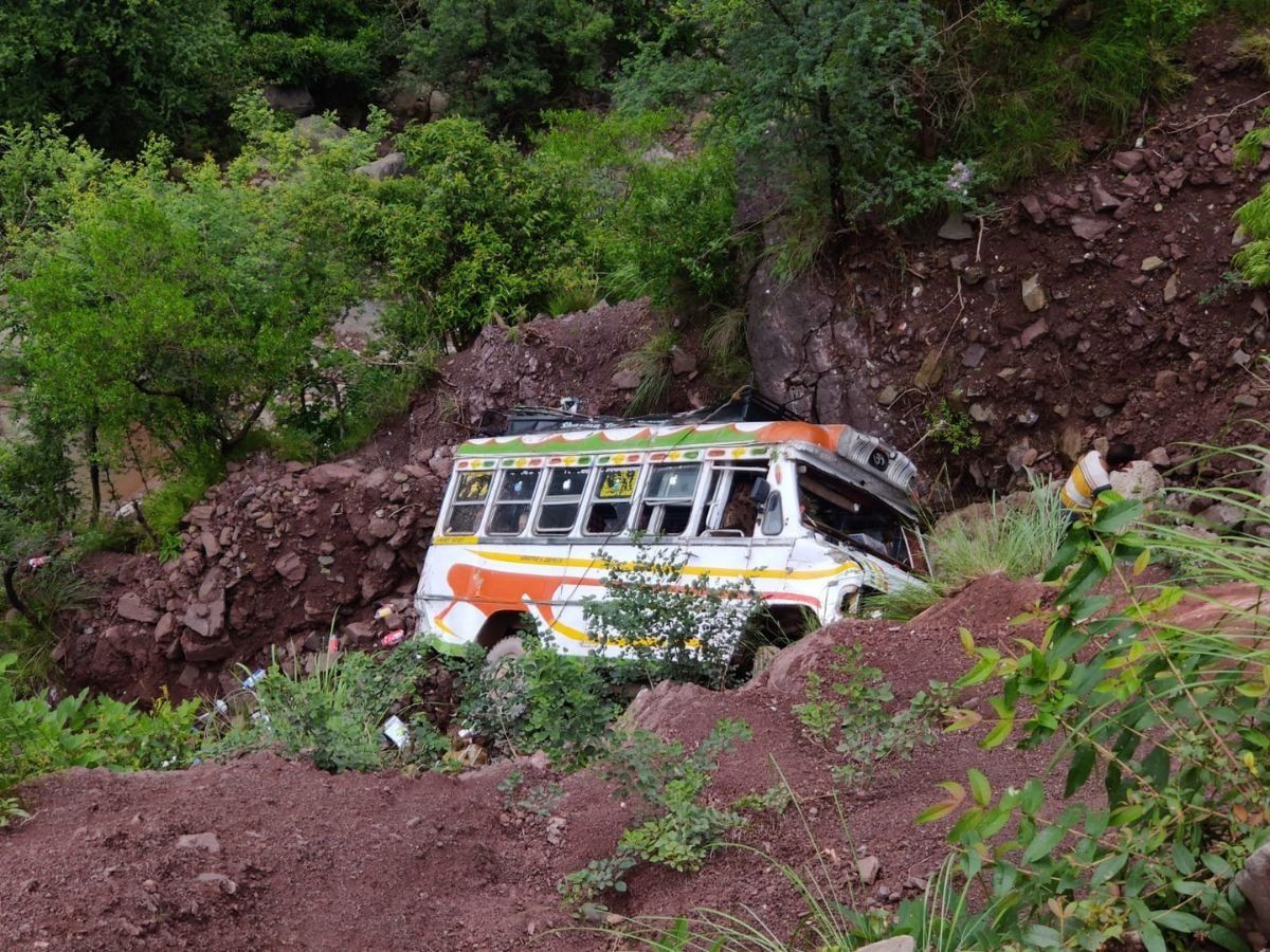 J&K में हादसाः खाई में गिरी स्कूली बच्चों से सवार बस, 18 के जख्मी होने की खबर