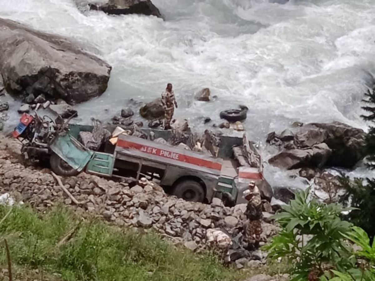 J&K में हादसाः जवानों से भरी बस का ब्रेक फेल! फिसल कर नदी के पास जा गिरी, छह सैनिक शहीद