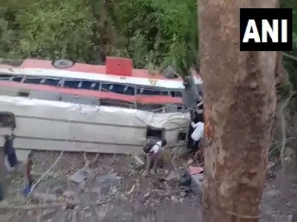  Maharashtra bus falls into 25 feet deep gorge in Palghar 16 passengers including driver injured 5 critical