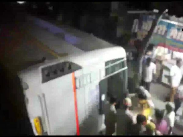 Major accident in Ghaziabad, UP, bus fell from Bhatia Mor flyover, many injured