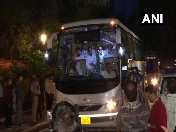 राजस्थान का राजनीतिक रण हुआ दिलचस्प, राजभवन में धरना खत्म, होटल लौटे कांग्रेसी विधायक