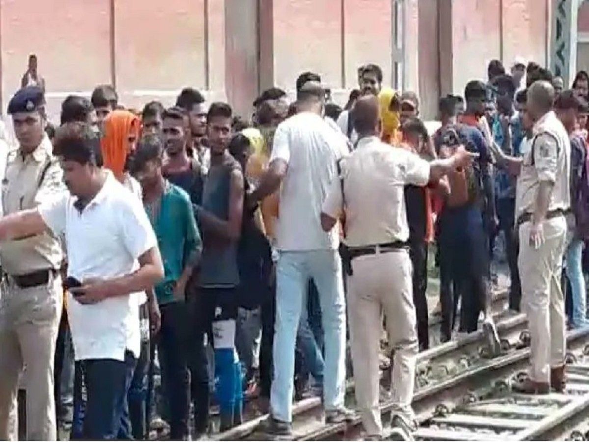 Ruckus in Bihar: अग्निपथ योजना को लेकर बिहार में बवाल, छात्रों ने की सड़क जाम और ट्रेन पर किया पथराव