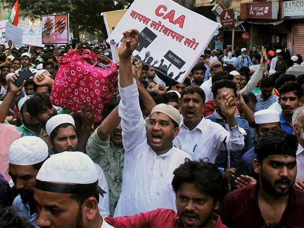 CAA: और तीखा हुआ नागरिकता कानून का विरोध, दिल्ली,यूपी सहित कई जगहों पर हिंसा व बवाल, यूपी में स्कूल बंद