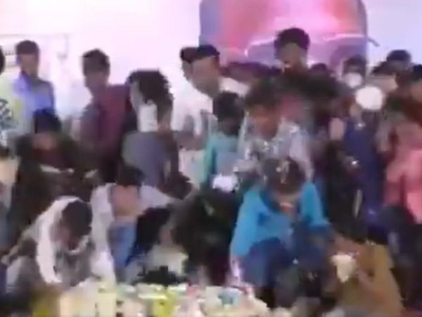 शरद पवार का जन्‍मदिन, NCP कार्यकर्ताओं में केक के लिए लूट, बुलानी पड़ी पुलिस, Video Viral