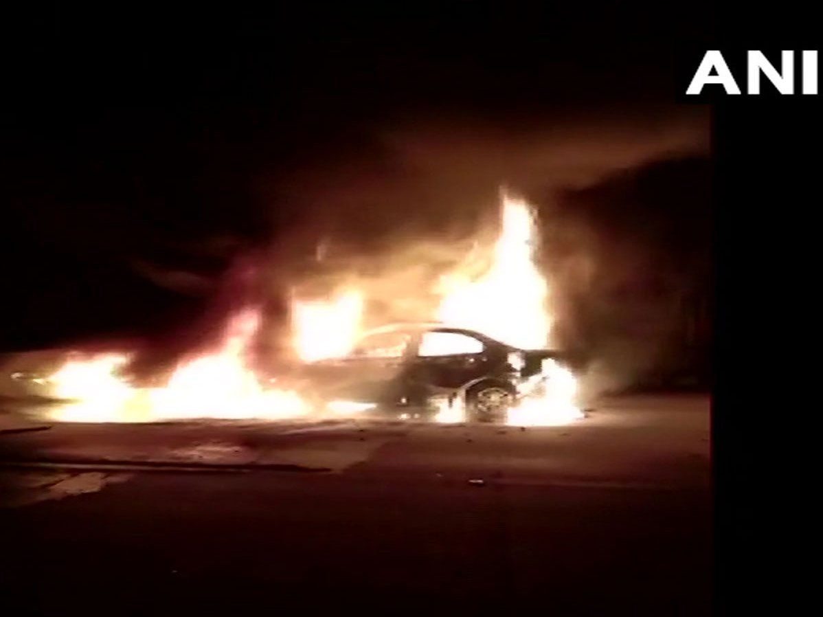 Agra: यमुना एक्सप्रेस वे पर कंटेनर से टकराई कार, अपनी जान बचाने की गुहार लगाते-लगाते 5 लोग जिंदा ही जले