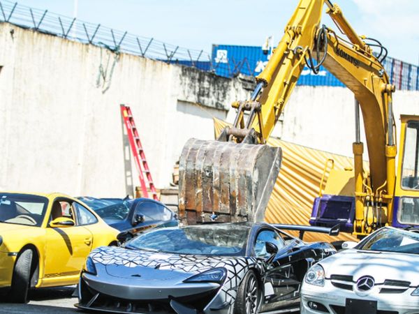 Bulldozers run on 21 luxury cars in Philippines cost more than 90 million, know the reason