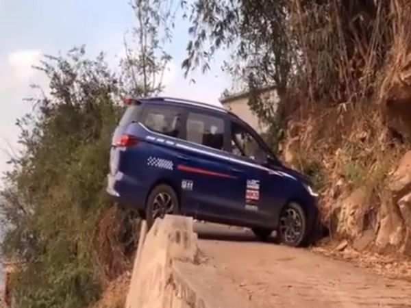 Shocking Video Heavy Driver Turning car on hill Road Watch Viral Video