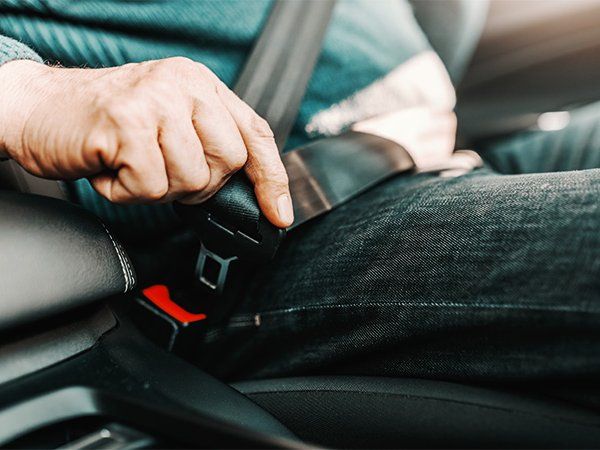 Car Seat Belt: कार में अब पीछे वाली सीट पर भी 'सीट बेल्ट' लगाना जरूरी, नहीं तो लगेगा 'तगड़ा जुर्माना'