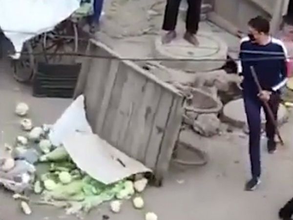 Delhi's lockdown : One constable helps poor in need another threw carts of vegetable sellers 