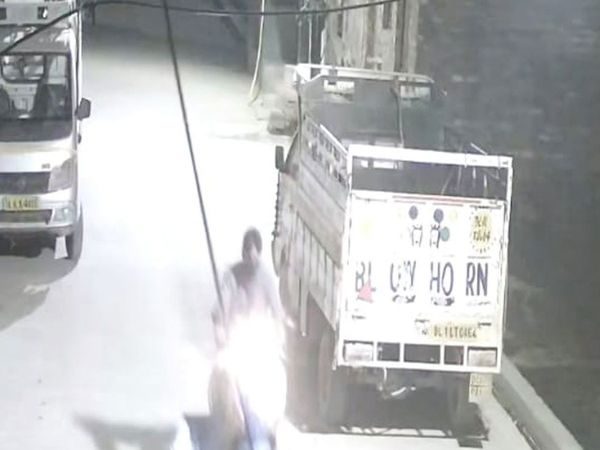 Delhi police has arrested a man who carried A Dead body on his scooty all incident cought in cctv camera 