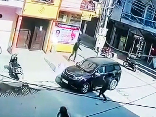 Gurugram: दिनदहाड़े युवक को मारी गोली, देखें CCTV फुटेज में सामने आई खौफनाक वारदात
