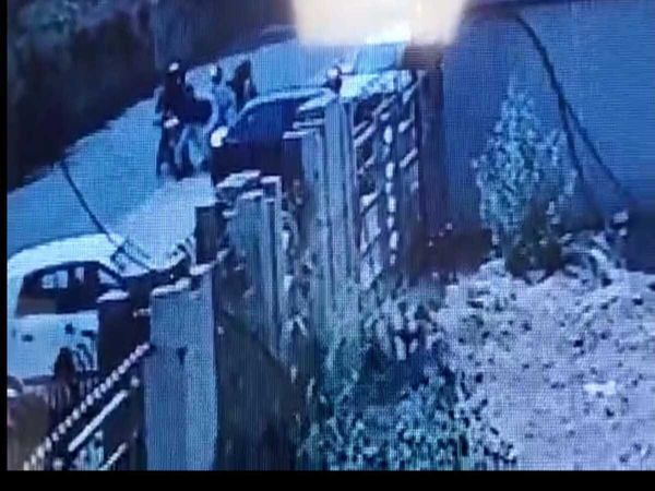 miscreants robbing a collection agent in noida