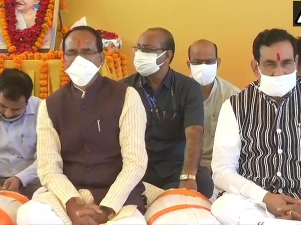Shivraj Singh Chauhan observes a two-hour 'silent protest' in Bhopal against Kamalnath item remark 