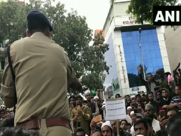 CAA protest को रोकने के लिए बेंगलुरु सेंट्रल के DCP ने अपनाया अनोखा अन्दाज़,देखें [VIDEO]