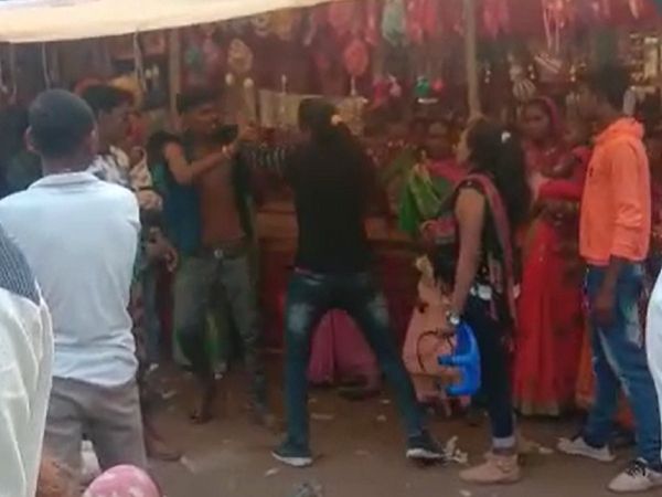 जींस पर कमेंट कर रहा था लड़का, भरे बाजार लड़की ने यूं सिखाया सबक