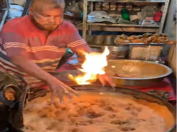 Chicken Fry Video Man Dip His Hand in Boiling Hot Oil Watch Viral Video