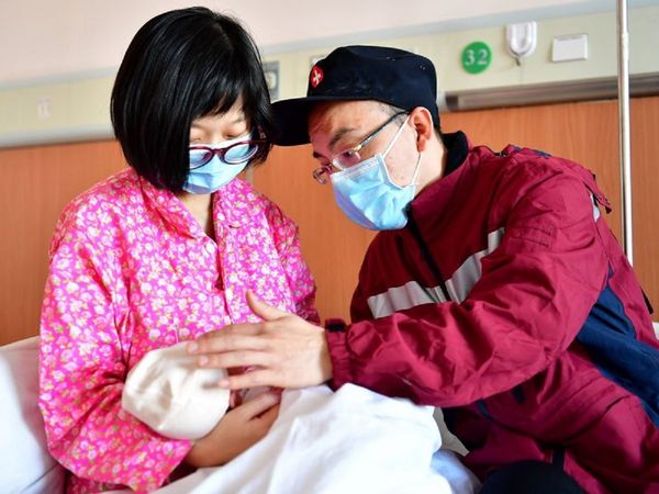 Coronavirus: जंग जैसे हालात में भावुक हुआ एक डॉक्‍टर, बोला- बेटी को होगा मुझपर गर्व, तस्‍वीरें वायरल