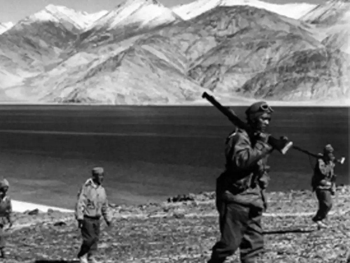 120 जवानों ने 1300 चीनी सैनिकों को उतारा था मौत के घाट, पैरों से मशीन गन चलाता रहा ये भारतीय मेजर