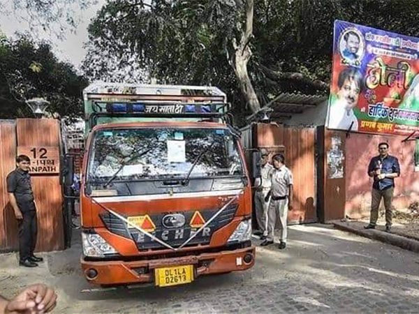 दिल्ली का बंगला खाली कराने पर चिराग पासवान बोले- बेइज्जत करने की रची साजिश, तेजस्वी बोले-'बीजेपी ने हनुमान के बंगले में ही लगाई आग'