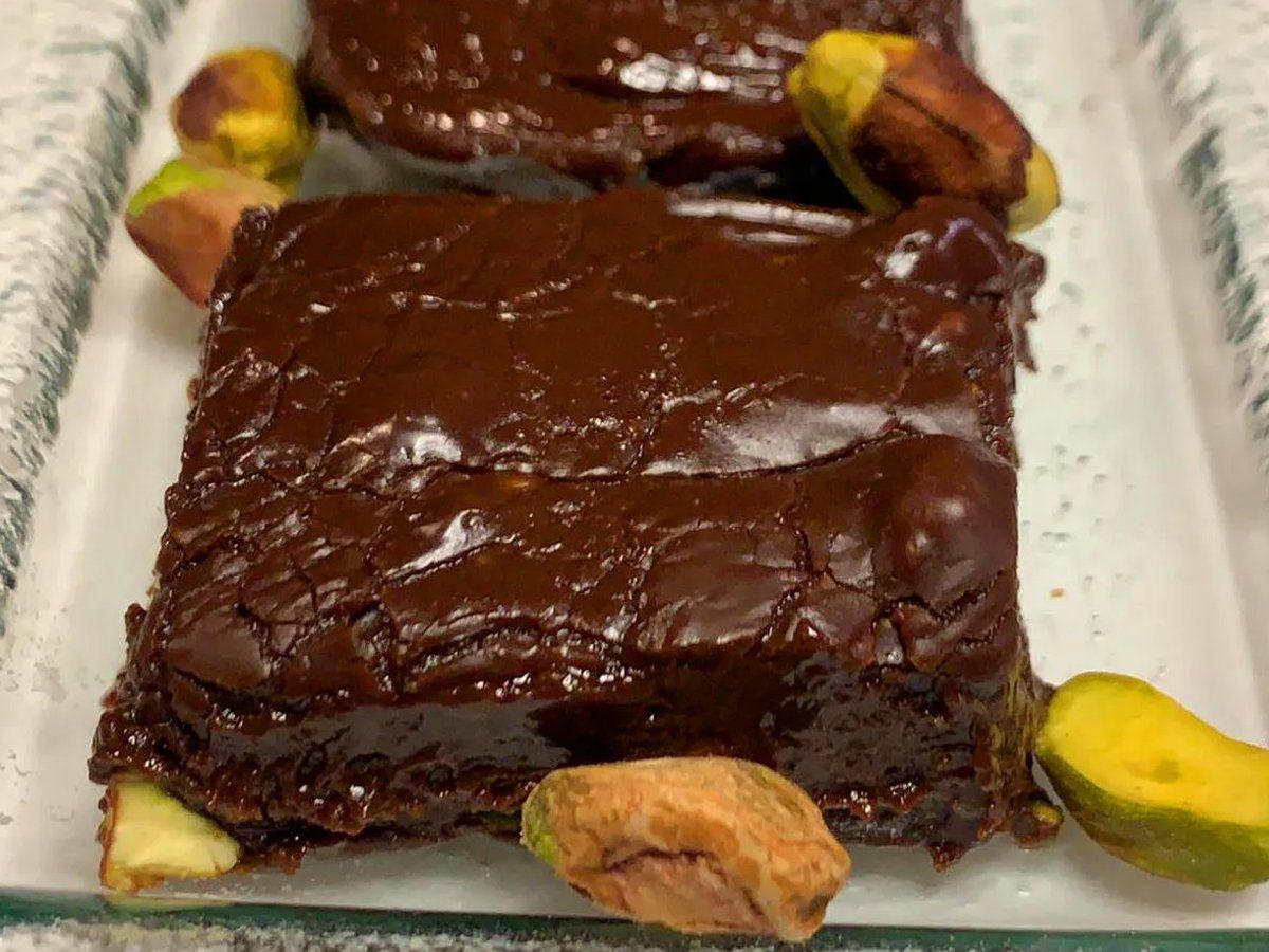 chocolate recipes Make delicious chocolate pistachios fudge at home recipe in hindi, Chocolate