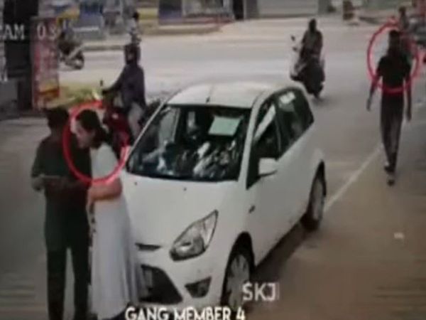 Chori Viral Video man trapped by thieves watch viral video in hindi