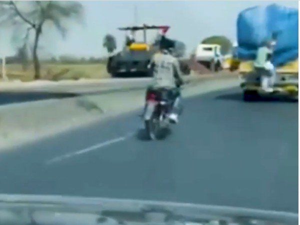 Shocking Video Chori in Filmi Style Watch Viral Video in Hindi